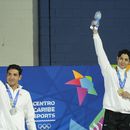 Miguel de Lara (derecha) y Andrés Puente, posan respectivamente con el oro y la plata que consiguieron para México en los 100 metros pecho de natación, el domingo 25 de junio de 2023, en los Juegos Centroamericanos y del Caribe de San Salvador (AP Foto/Arnulfo Franco)
