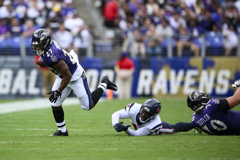 J.K. Dobbins, corredor de los Ravens de Baltimore, acarrea el balón durante la primera mitad del partido de la NFL en contra de los Texans de Houston, el domingo 10 de septiembre de 2023, en Baltimore. (AP Foto/Nick Wass)
