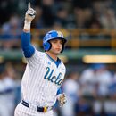 ARCHIVO - Roch Cholowsky, de UCLA, reacciona tras conectar un jonrón durante un partido de béisbol de la NCAA contra Texas Christian, el 20 de febrero de 2025, en Los Ángeles. (Foto AP/Kyusung Gong, Archivo)
