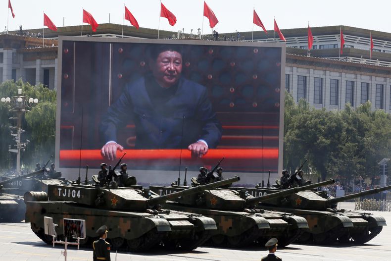 ARCHIVO - La imagen del presidente de China, Xi Jinping, se muestra en una pantalla mientras tanques chinos Type 99A2 participan en un desfile con motivo del 70 aniversario de la rendición de Japón en la Segunda Guerra Mundial, frente a la Puerta de Tiananmen, Beijing, el 3 de septiembre de 2015. (AP Foto/Ng Han Guan, archivo)