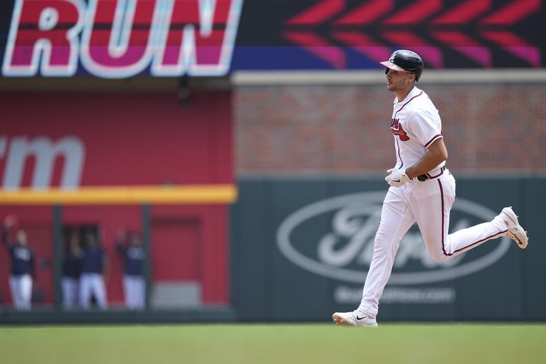 Matt Olson (28) de los Bravos de Atlanta recorre las bases tras batear un jonrón ante los Mellizos de Minnesota, el miércoles 28 de junio de 2023. (AP Foto/Brynn Anderson)
