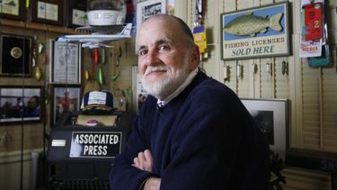 ARCHIVO - Ron Edmonds, fotógrafo sénior jubilado de la Casa Blanca para The Associated Press, posa para un retrato en su casa de Annandale, Virginia, el 16 de marzo de 2013. (AP Foto/Charles Dharapak, Archivo)