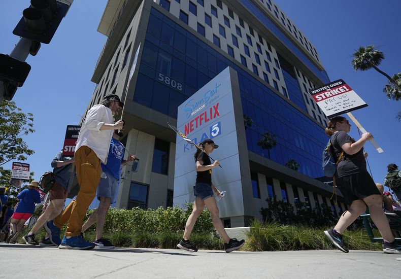 Trabajadores en huelga con letreros fuera de Netflix durante un mitin del Sindicato de Guionistas de Estados Unidos el jueves 13 de julio de 2023, en Los Angeles. (Foto AP/Mark J. Terrill)