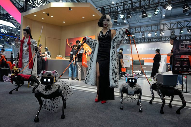 Robots en forma de perros en la Conferencia Mundial de Robots en el Centro de Exposiciones Beiren Yichuang en Beijing, el 19 de agosto del 2026. (AP foto/Andy Wong)