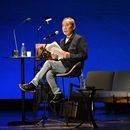 El autor japonés Haruki Murakami asiste a un evento de lectura en Tokio, el viernes 1 de marzo de 2024. (Foto, Casa Internacional de Literatura de Waseda/Authors Alive! Edición especial Haruki Murakami x Mieko Kawakami, vía AP)