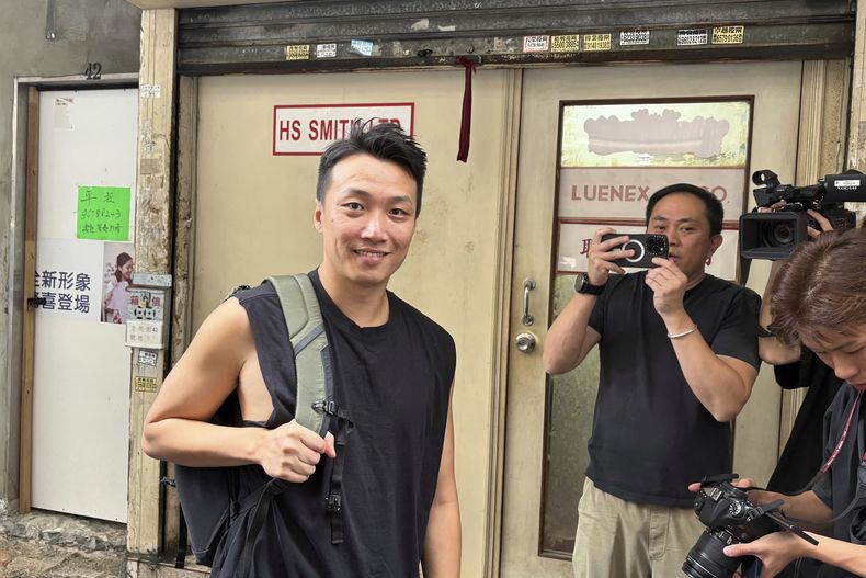 ARCHIVO – El activista prodemocracia de Hong Kong, Jimmy Sham, posa ante fotógrafos tras salir de prisión en Hong Kong, el viernes 30 de mayo de 2025. (AP Foto/Kanis Leung, Archivo)