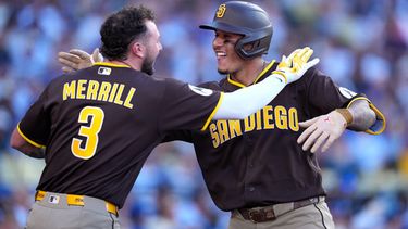 Manny Machado, de los Padres de San Diego, a la derecha, es felicitado por Jackson Merrill tras conectar un jonrón de tres carreras durante la séptima entrada de un partido de béisbol contra los Dodgers de Los Ángeles, el domingo 5 de julio de 2026, en Los Ángeles. (Foto AP/Mark J. Terrill)