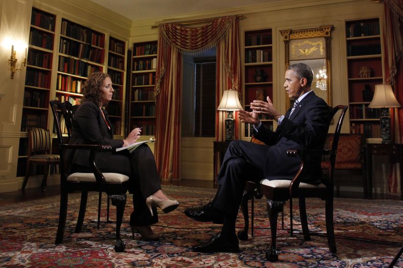 En esta fotograf&iacute;a tomada el viernes 4 de octubre de 2013, el presidente Barack Obama habla durante una entrevista exclusiva con The Associated Press en la biblioteca de la Casa Blanca en Washington. (Foto AP/Charles Dharapak)