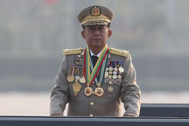 ARCHIVO - El general Min Aung Hlaing, jefe del consejo militar, inspecciona un desfile por el 78vo día de las Fuerzas Armadas en Naipyidó, Myanmar, el 27 de marzo de 2023. El consejo militar que gobierna Myanmar anunció el miércoles 3 de mayo de 2023 que liberaría a más de 2.100 presos políticos como gesto humanitario. (AP Foto/Aung Shine Oo, Archivo)