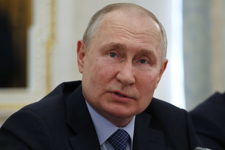 El presidente de Rusia Vladímir Putin durante una reunión con los corresponsales de guerra rusos que cubren la operación militar especial, el martes 13 de junio de 2023, en Moscú. (Gavriil Grigorov, Sputnik, Kremlin Pool Photo via AP)