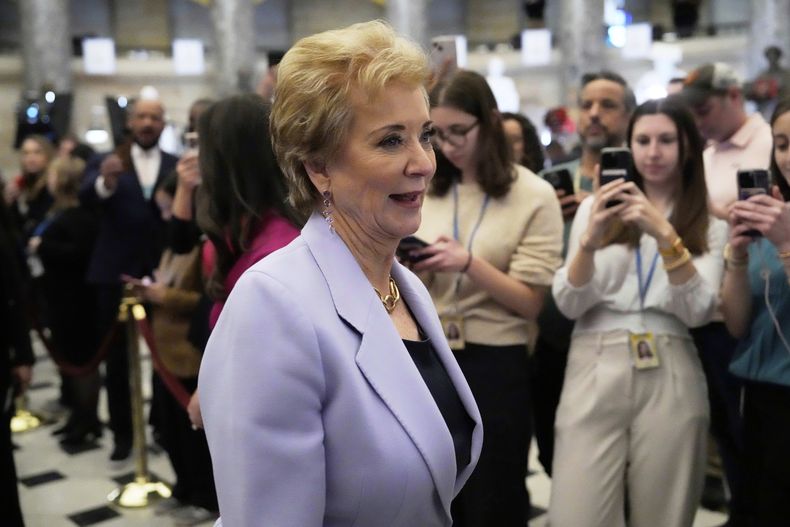 La secretaria de Educación, Linda McMahon, llega antes de que el presidente Donald Trump se dirija a una sesión conjunta del Congreso en el Capitolio, el martes 4 de marzo de 2025, en Washington. (AP Foto/Ben Curtis)
