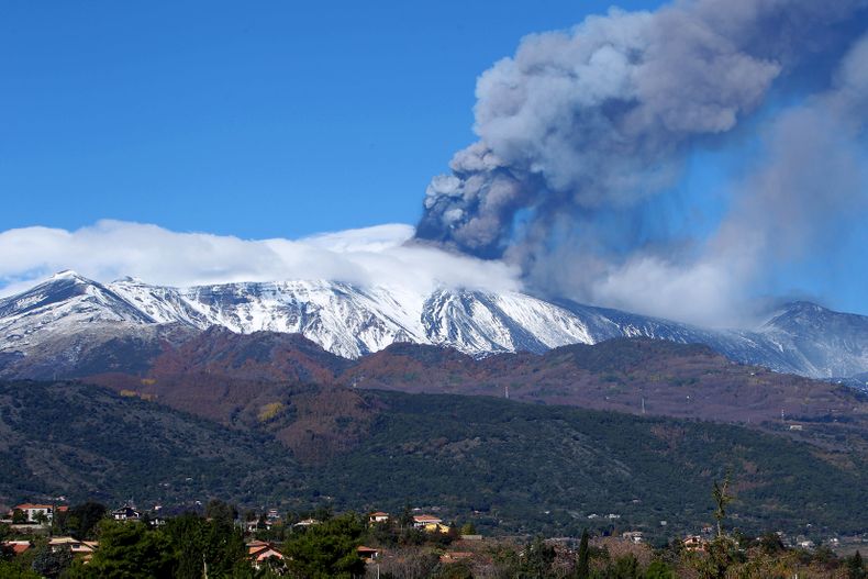 El monte Etna, el volc&aacute;n m&aacute;s activo de Europa, volvi&oacute; a hacer erupci&oacute;n, cubriendo de ceniza volc&aacute;nica pueblos esparcidos por las laderas de la monta&ntilde;a y cerca de Taormina, en Sicilia, Italia, el s&aacute;bado 23 d