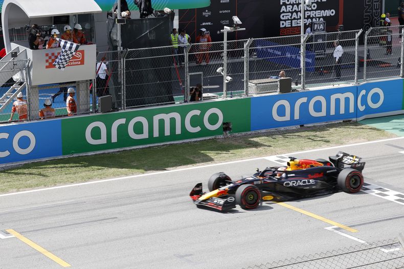 El piloto holandés de Red Bull Max Verstappen cruza la meta en el primer puesto en el Gran Premio de España de la Fórmula Uno en el Circuito Barcelona-Cataluña em Montmeló el 23 de junio del 2024. (AP Foto/Joan Monfort)