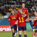 La española Jennifer Hermoso salta a los brazos de su compañera Alexia Putellas en la celebración del segundo gol de España en el partido del Grupo C del Mundial femenino contra Zambia, en Eden Park, Auckland, Nueva Zelanda, el 26 de julio de 2023. (AP Foto/Abbie Parr)