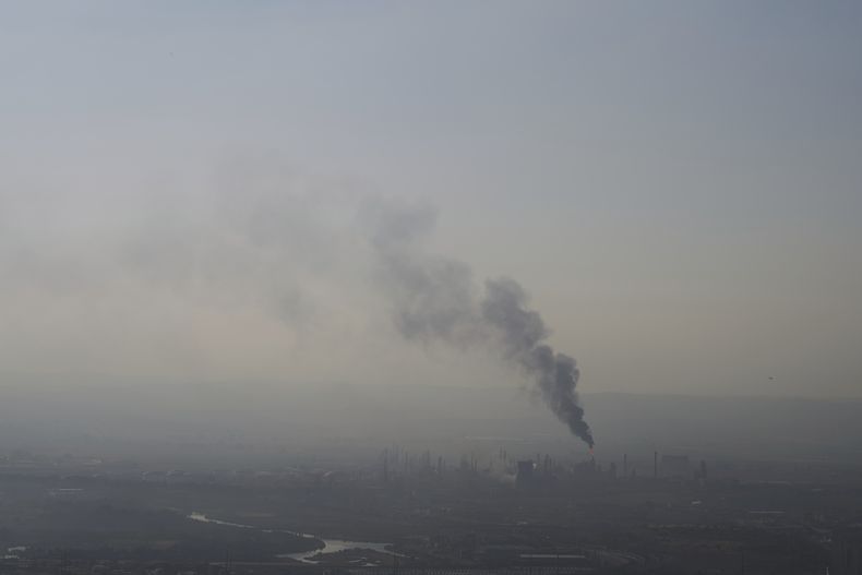 El humo se eleva tras el impacto de un misil iraní en una refinería de petróleo en Haifa, en el norte de Israel, la mañana del lunes 16 de junio de 2025. (AP Foto/Ariel Schalit)