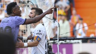Vinicius Junior (izquierda) del Real Madrid reacciona durante el partido contra el Valencia en la Liga española, el domingo 21 de mayo de 2023, en Valencia. (AP Foto/Alberto Saiz)