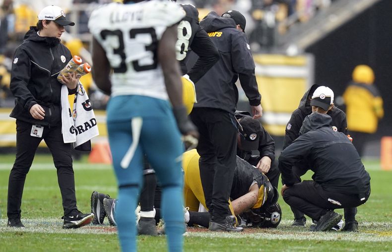 El quarterback de los Steelers de Pittsburgh Kenny Pickett es ayudado por el personal médico tras recibir un golpe en el encuentro ante los Jaguars de Jacksonville el domingo 29 de octubre del 2023. (AP Foto/Matt Freed)