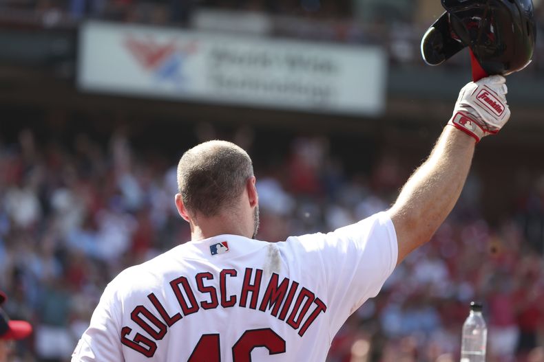 Paul Goldschmidt, de los Cardenales de San Luis, agradece la ovación de los fanáticos después de su tercer cuadrangular del partido, un jonrón solitario, en la novena entrada del juego de béisbol en contra de los Tigres de Detroit, el domingo 7 de mayo de 2023, en San Luis. (AP Foto/Tom Gannam)