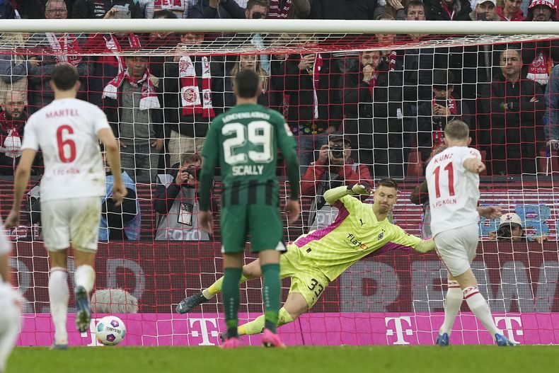 Florian Kainz del Colonia anota su segundo penal frente al portero del Borussia Moenchengladbach Moritz Nicolas en el encuentro de la Bundesliga el domingo 22 de octubre del 2023. (AP Foto/Martin Meissner)