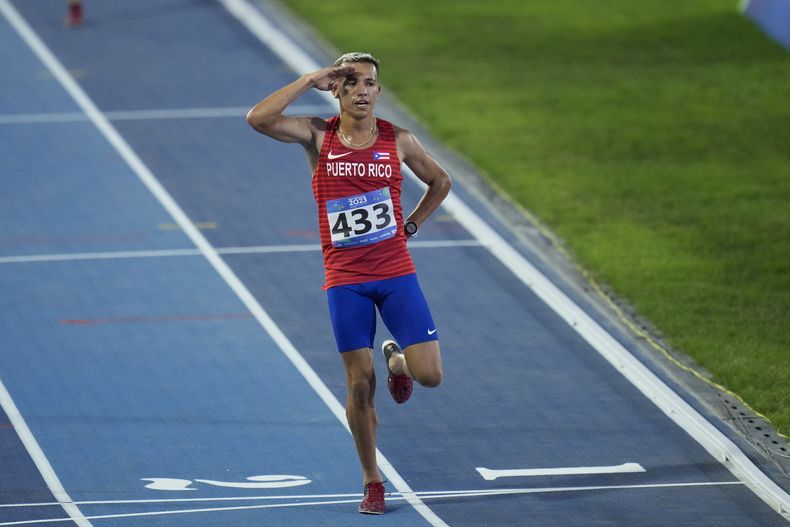 Héctor Pagán gana los 5.000 metros en los Juegos Centroamericanos y del Caribe enb San Salvador, el martes 4 de julio de 2023 (AP Foto/Arnulfo Franco)