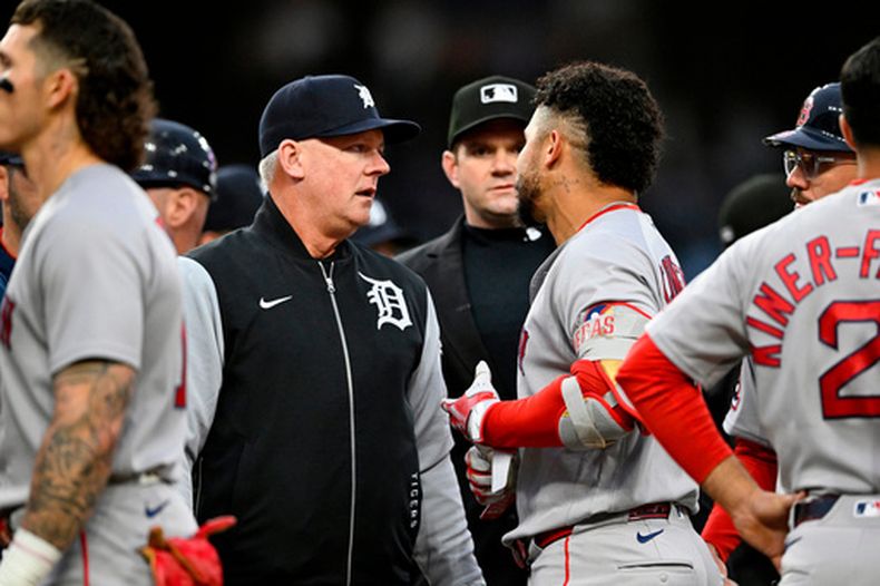 A.J. Hinch, manager de los Tigres de Detroit, habla con el pelotero venezolano Willson Contreras, de los Medias Rojas de Boston, luego de un altercado entre los equipos, el martes 5 de mayo de 2026 (AP Foto/José Juárez)