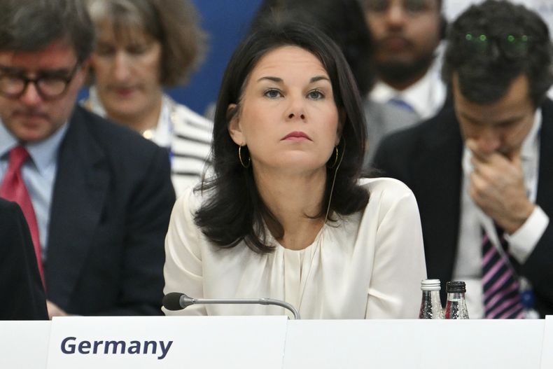 La ministra alemana de Exteriores, Annalena Baerbock, asiste a una sesión plenaria de la 31ra cumbre ministerial de la Organización por la Seguridad y Cooperación en Europa (OSCE) en TaQali, Malta, el jueves 5 de diciembre de 2024. (Alberto Pizzoli/Pool Foto via AP)