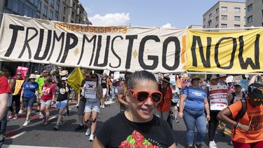 Manifestantes protestan contra el despliegue de agentes federales y soldados de la Guardia Nacional ordenado por el presidente Donald Trump, el sábado 6 de septiembre de 2025, en Washington. (AP Foto/Jose Luis Magana)