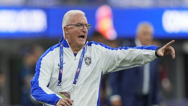 El entrenador de Brasil Dorival Junior dirige a sus jugadores durante un partido de la Copa América ante Costa Rica, el lunes 24 de junio de 2024, en Inglewood, California. (AP Foto/Ryan Sun)