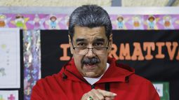 El presidente venezolano Nicolás Maduro habla tras sufragar en las elecciones municipales, el domingo 27 de julio de 2025, en Caracas, Venezuela. (AP Foto/Cristian Hernández)