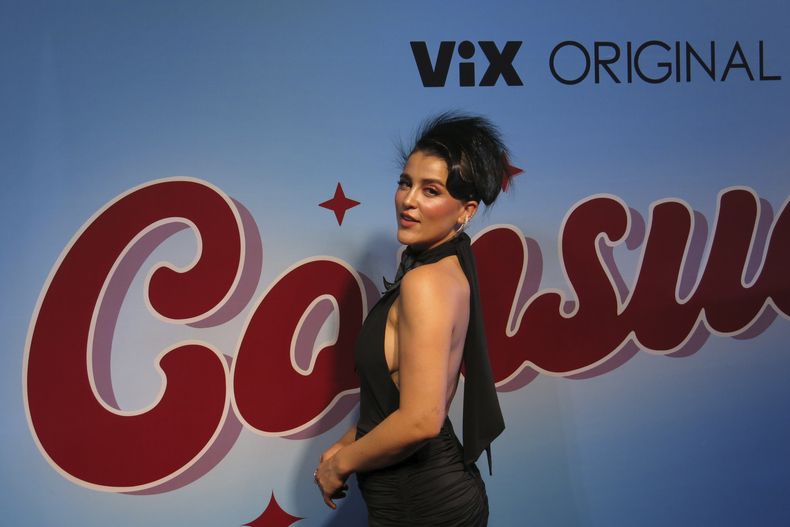 La actriz mexicana Cassandra Sánchez-Navarro posa en la alfombra roja de la serie de ViX Consuelo, en la Ciudad de México el miércoles 10 de abril de 2024. (Foto AP/Berenice Bautista)