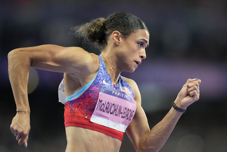La estadounidense Sydney McLaughlin-Levrone rumbo a la victoria en los 400 metros con vallas de los Juegos Olímpicos de París, el jueves 8 de agosto de 2024, en Saint-Denis, Francia. (AP Foto/Ashley Landis)
