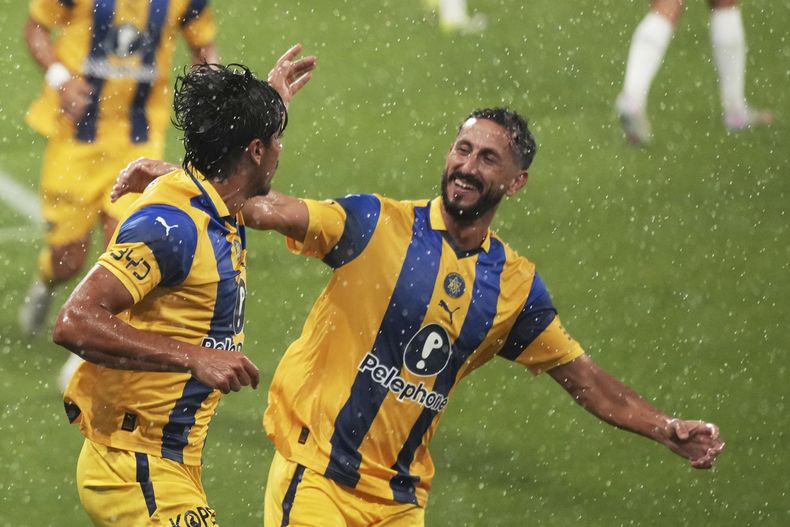 Dor Peretz del Maccabi Tel Aviv celebra con su compañero Sagiv Jehezkel tras abrir el marcador ante el Dynamo de Kyvi en el encuentro del playoff de la Liga Europa el jueves 21 de agosto del 2025. (AP Foto/Darko Vojinovic)