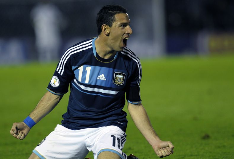 El jugador de la selecci&oacute;n de Argentina, Maxi Rodr&iacute;guez, festeja un gol contra Uruguay en las elimiantorias mundialistas el martes, 15 de octubre de 2013, en Montevideo. (AP Photo/Matilde Campodonico)