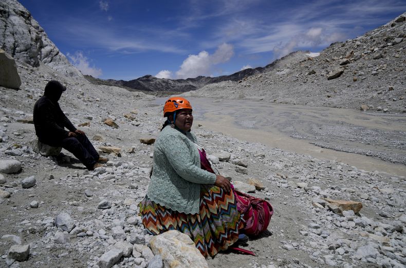 La guía aymara Lidia Huayllas descansa en la montaña Huayna Potosí cerca de El Alto, Bolivia, el domingo 1 de noviembre de 2023. Antes había un manto blanco y ahora solo hay roca, dijo Huayllas, una escalador cholita. El deshielo se nota mucho. (Foto AP/John Careta)