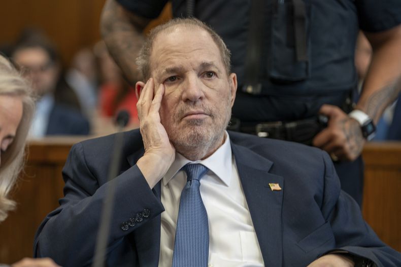 Harvey Weinstein comparece ante el tribunal penal de Manhattan para una audiencia preliminar el miércoles 1 de mayo de 2024 en Nueva York. Weinstein hizo su primera aparición en la corte desde que un tribunal de apelaciones anuló su condena por violación en 2020 la semana pasada. (David Dee Delgado/Pool Photo vía AP)