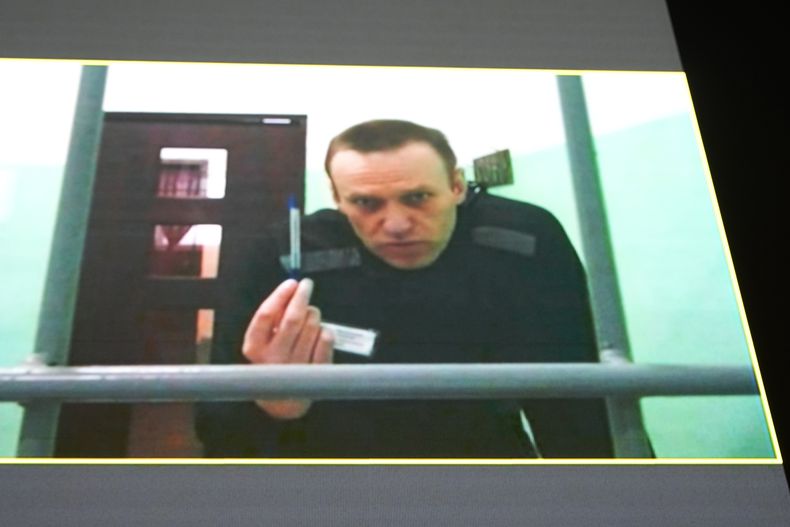 El dirigente opositor ruso Alexei Navalny aparece en una pantalla de TV en un videoenlace provisto por el Servicio Penitenciario Federal ruso en la colonia penal de Melejovo, región de Vladímir, durante una audiencia en la Corte Suprema, Moscú, jueves 22 de junio de 2023. La corte desestimó un recurso de Navalny contra las normas que permiten a las autoridades de la prisión privarlo de papel y pluma. (AP Foto/Alexander Zemlianichenko)