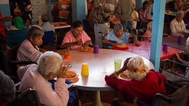 abuelos torturados y amarrados: las aterradoras imagenes del geriatrico del horror en argentina