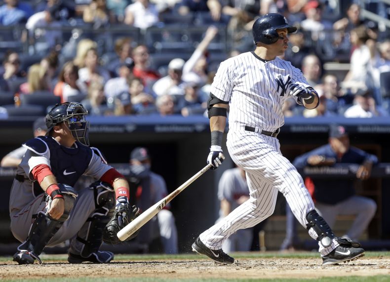 El jugador de los Yanquis, Carlos Beltr&aacute;n, conecta un doble en un partido contra los Medias Rojas el s&aacute;bado, 12 de abril de 2014, en Nueva York. (AP Photo/Frank Franklin II)