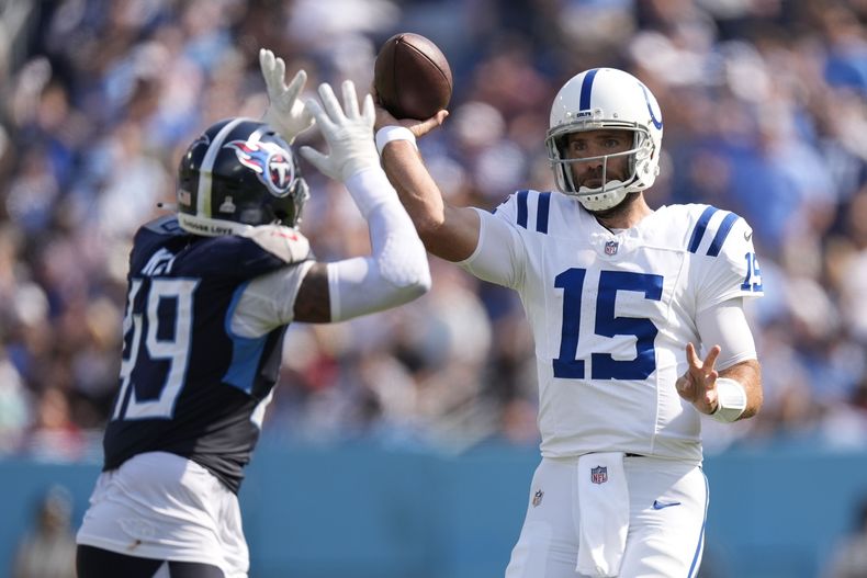 El QB de los Colts de Indianapolis, Joe Flacco (15), lanza durante la segunda mitad contra los Titans de Tennessee, el domingo 13 de octubre de 2024, en Nashville, Tennessee. (AP Foto/George Walker IV)