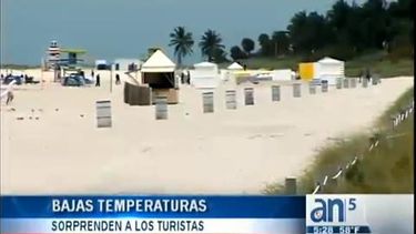 americateve | Tremendo el frío que se ha sentido durante todo el día en Miami Beach. Ante tales temperaturas, muchos turistas se vieron en la necesidad de cambiar sus trajes de baños por ropa invernal.