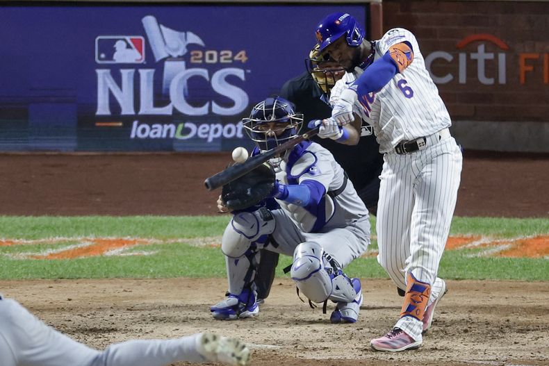 Starling Marte, de los Mets de Nueva York, batea un sencillo productor en contra de los Dodgers de Los Ángeles durante la octava entrada del quinto juego de la Serie de Campeonato de la Liga Nacional, el viernes 18 de octubre de 2024, en Nueva York. (AP Foto/Adam Hunger)