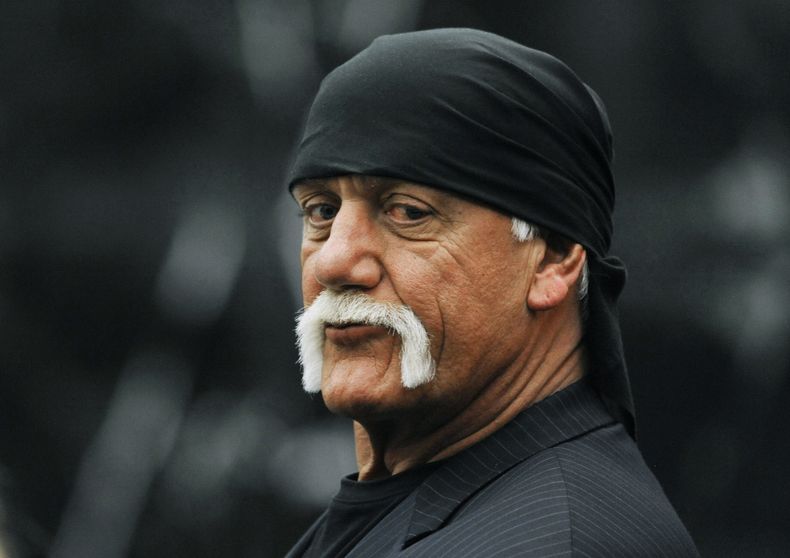 ARCHIVO - Hulk Hogan, cuyo nombre de pila es Terry Bollea, espera en la sala del tribunal durante un receso en su juicio contra Gawker Media en San Petersburgo, Florida, el 9 de marzo de 2016. (Foto AP/Steve Nesius, Pool, archivo)