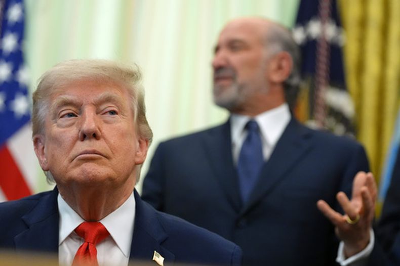 El secretario de Comercio, Howard Lutnick, habla antes de que el presidente Donald Trump, en primer plano, firme una proclamación sobre la industria pesquera, en el Despacho Oval de la Casa Blanca, el jueves 11 de junio de 2026, en Washington. (AP Foto/Jacquelyn Martin)