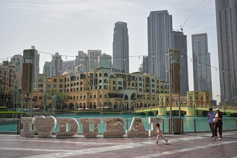 Una plaza pública en Dubái, Emiratos Árabes Unidos, el 3 de marzo del 2026. (AP foto/ Fatima Shbair)