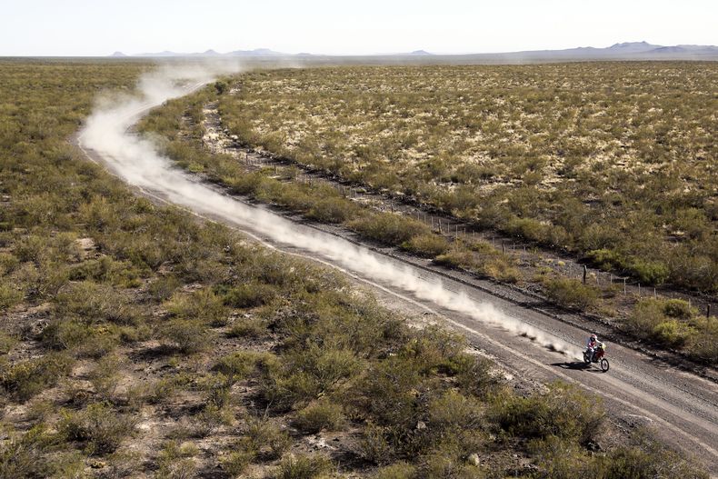 El motociclista espa&ntilde;ol de Honda Joan Barreda corre en la segunda etapa del Rally Dakar Sudam&eacute;rica, entre las ciudades argentinas de San Luis y San Rafael, el lunes 6 de enero de 2014. Ind&iacute;genas bolivianos que pretend&iacute;an bloque