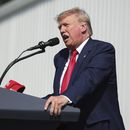 ARCHIVO - El expresidente Donald Trump habla en un acto en Summerville, Carolina del Sur, 25 de setiembre de 2023. Trump planea aprovechar una rivalidad del fútbol americano universitario este fin de semana para darse un baño de multitud en Carolina del Sur, donde espera eclipsar a Nikki Haley, su rival por la candidatura presidencial republicana, en el estado donde ella es local. (AP Foto/Artie Walker Jr., File)