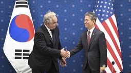 El viceministro de Asuntos Exteriores de Corea del Sur, Kim Hong-kyun (derecha), estrecha la mano del subsecretario de Estado de Estados Unidos, Kurt Campbell, durante su reunión en el Ministerio de Asuntos Exteriores de Seúl, el miércoles 16 de octubre de 2024. (Jung Yeon-je/Pool Photo vía AP)