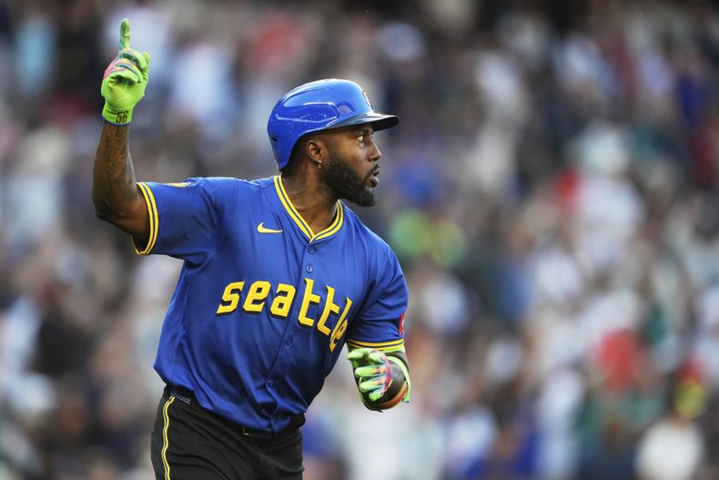 El cubano-mexicano Randy Arozarena, de los Marineros de Seattle, festeja su jonrón en solitario ante los Astros de Houston, el viernes 18 de juliio de 2025 (AP Foto/Lindsey Wasson)