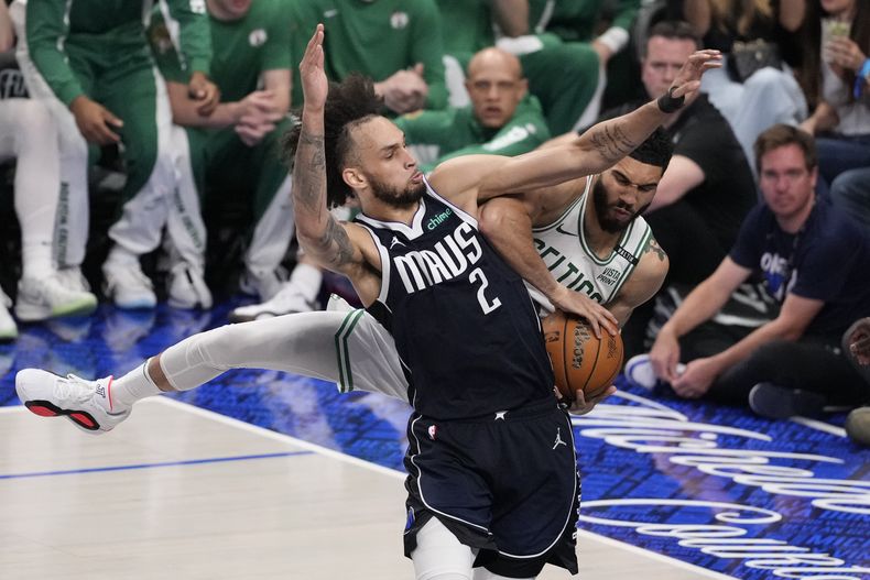 Dereck Lively, pívot de los Mavericks de Dallas, disputa un rebote con Jayson Tatum, de los Celtics de Boston, en el cuarto partido de las Finales de la NBA, el viernes 14 de junio de 2024 (AP Foto/Julio Cortez)