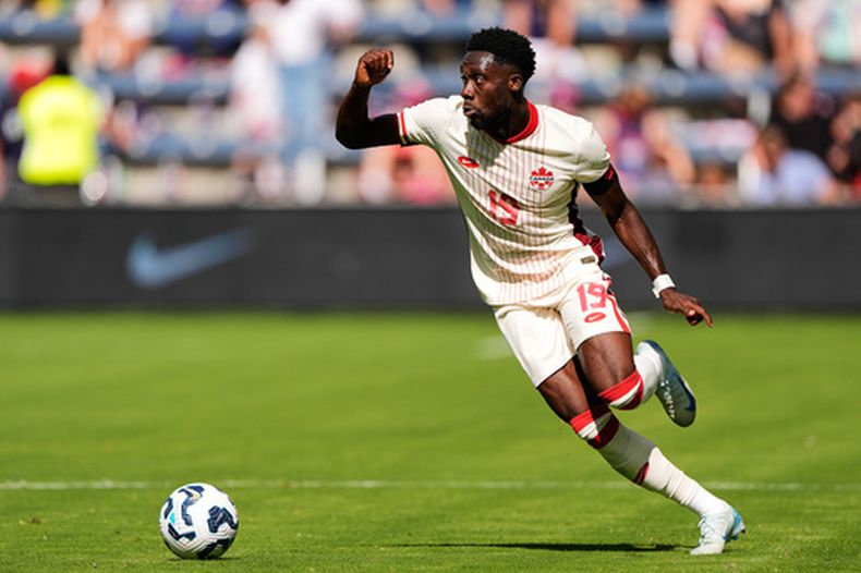 ARCHIVO - Alphonso Davies, de la selección de Canadá, conduce el balón durante un partido amistoso ante Estados Unidos, el sábado 7 de septiembre de 2024 en Kansas City (AP Foto/Charlie Riedel, archivo)